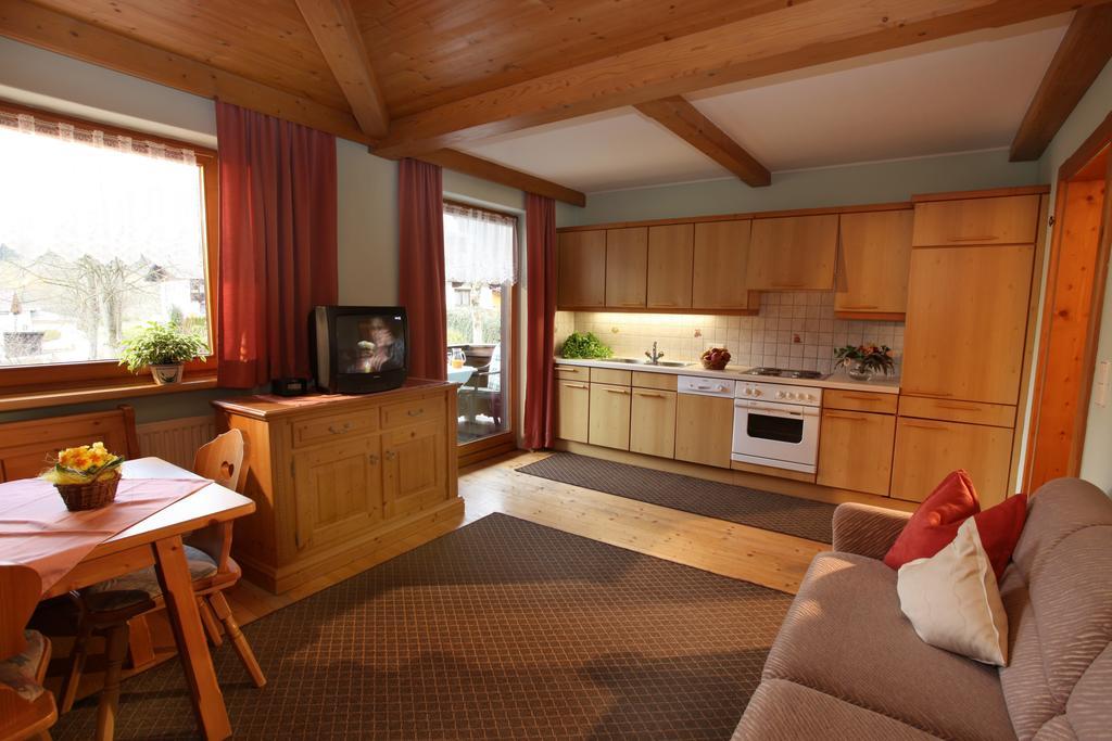 Gaestehaus Hoelzl Itter Ruang foto